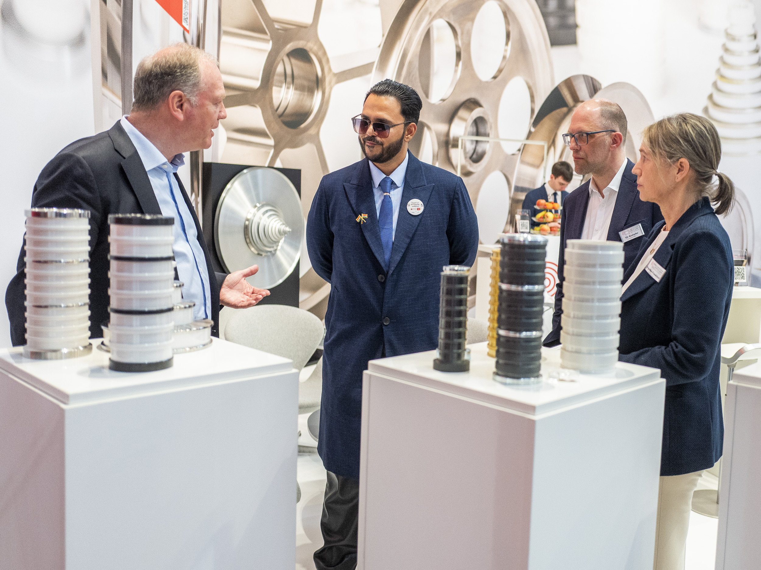 Drahtziehwerkzeuge mit keramischen Oberflächen Wire Düsseldorf 2026 Fachgespräch an Ziehwerkzeugen Messestand VT Kämpfer Drahtindustrie – industry discussion drawing tools trade fair booth wire Düsseldorf 2026