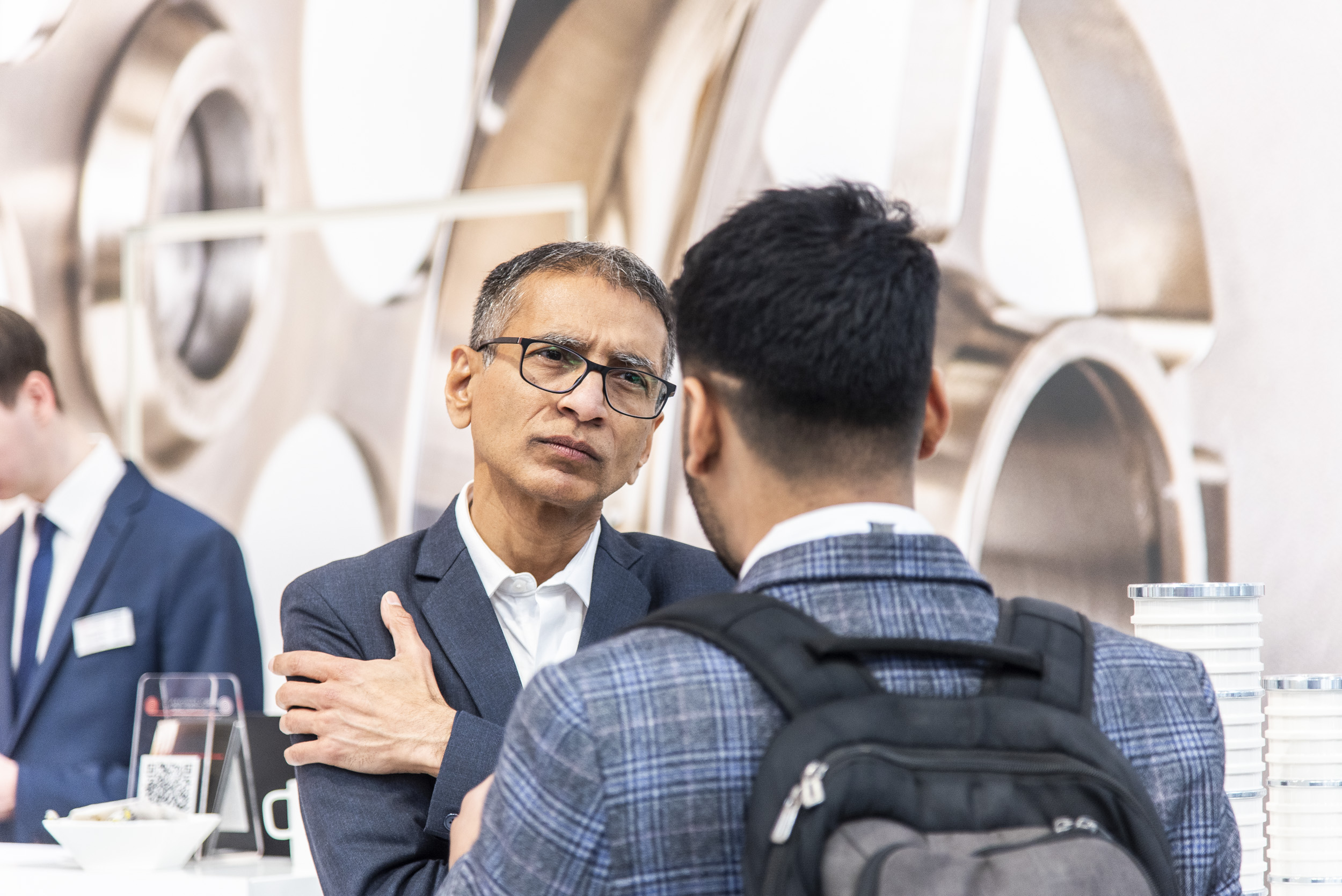 Drahtziehwerkzeuge mit keramischen Oberflächen Wire Düsseldorf 2026 Fachgespräch am Messestand VT Kämpfer Drahtindustrie – industry discussion trade fair booth wire Düsseldorf 2026