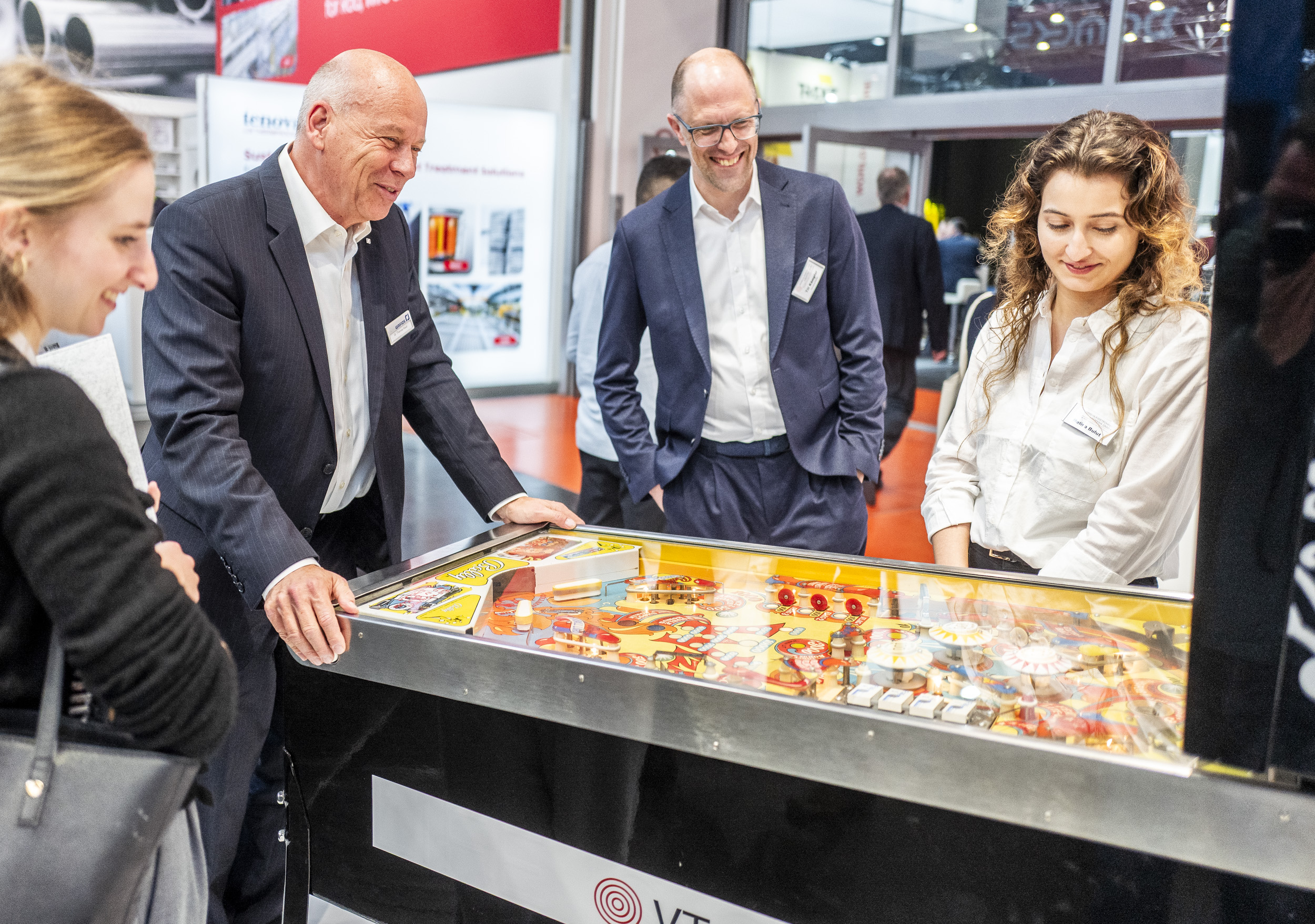 Drahtziehwerkzeuge mit keramischen Oberflächen Wire Düsseldorf 2026 Besucher am Flipper Messestand VT Kämpfer Gespräch – visitors playing pinball trade fair booth wire Düsseldorf 2026