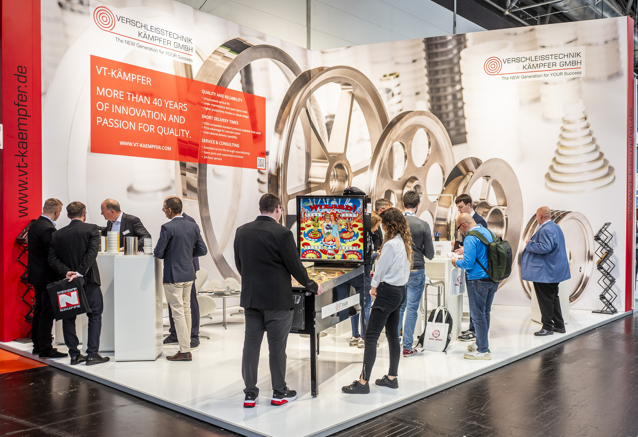 Drahtziehwerkzeuge mit keramischen Oberflächen wire Düsseldorf 2026 Messestand VT Kämpfer Gespräch Halle 10 Stand A55 – trade fair booth conversation wire Düsseldorf 2026
